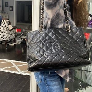 CHANEL black quilted leather tote bag